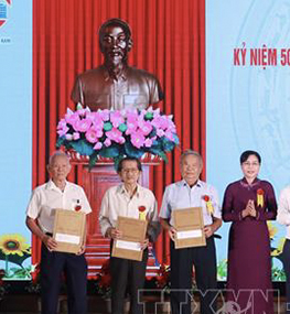 Trao kỷ vật kháng chiến và triển lãm kỷ niệm 50 năm thống nhất đất nước